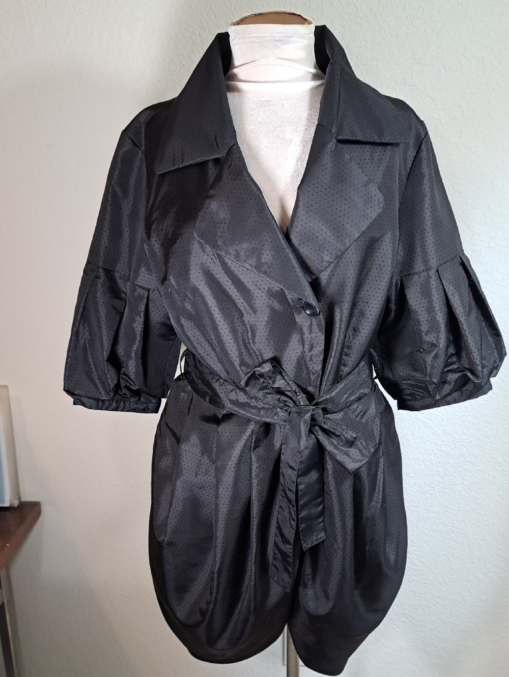 D & Y Women’s NWT Jacket Raincoat Black Bubble Hem Puffed Short Sleeve Large